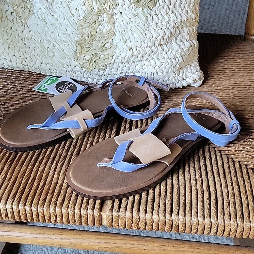 Sanuk Yoga Serena leather tan/blue sandals, size 6